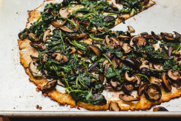cauliflower pizza crust with spinach goat chese shitake mushroom garlic